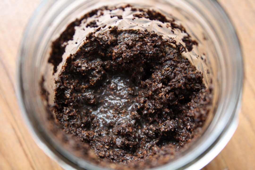 Hỗn hợp bã cà phê được trộn vào nước để loại trừ côn trùng