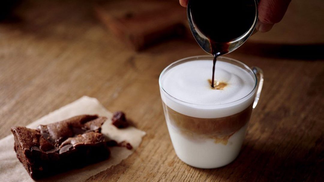 Latte Macchiato được pha chế với 2 tầng sữa