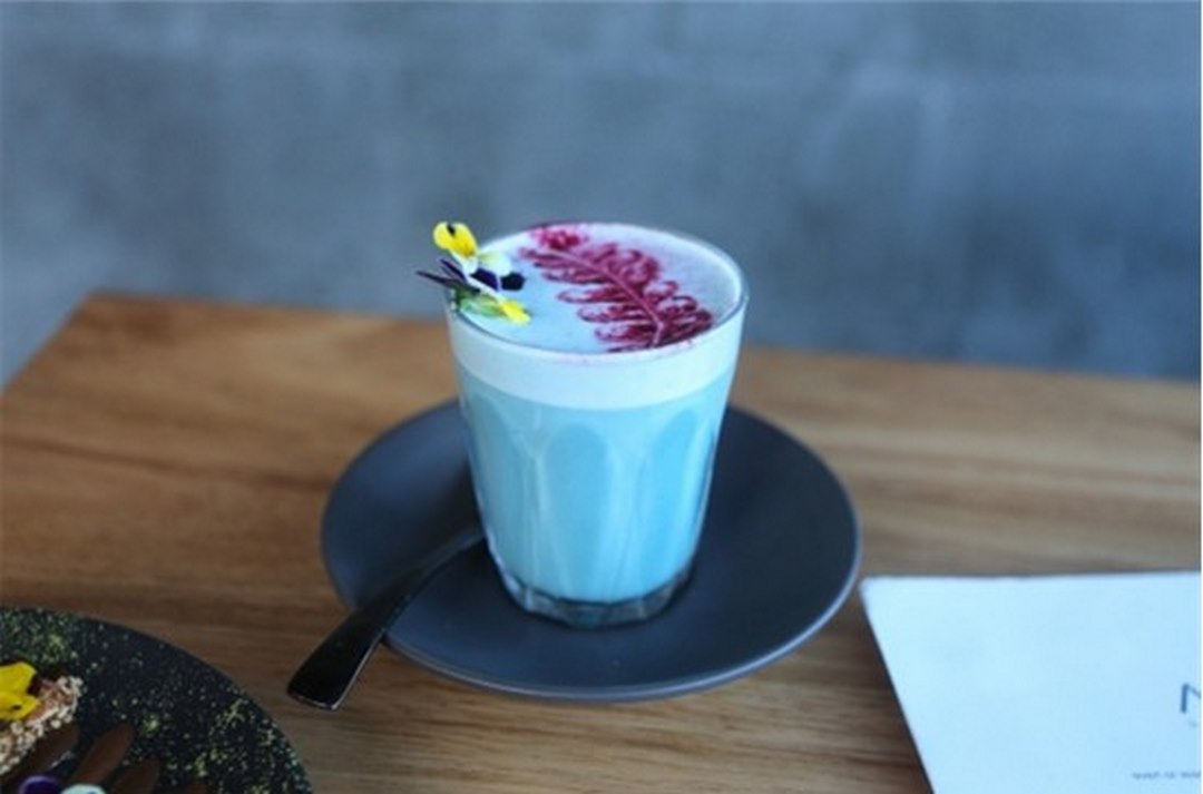Đừng bỏ lỡ việc thưởng thức blue matcha latte độc đáo này (Ảnh: Internet)