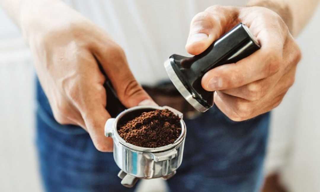 Cà phê cần có độ mịn phù hợp với máy, hạt không nên quá mịn cũng như quá to