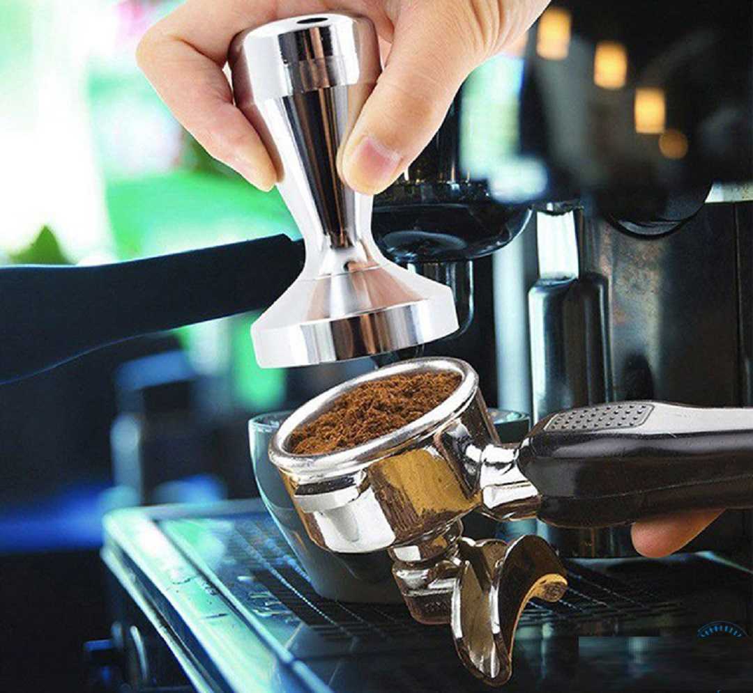 Cho bột cafe vào bộ lọc, san phẳng cafe và ấn chặt nút đậy, và ấn nút bắt đầu pha cafe.
