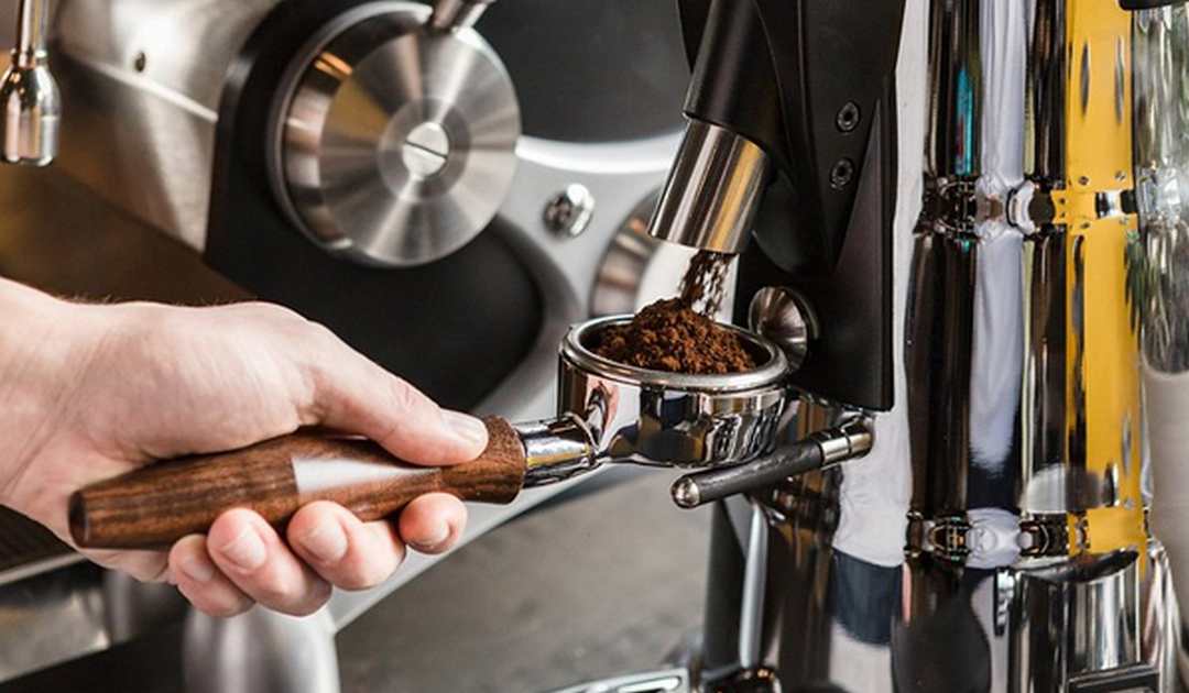 Cách sử dụng máy xay cà phê để tạo ra ly cà phê thơm ngon